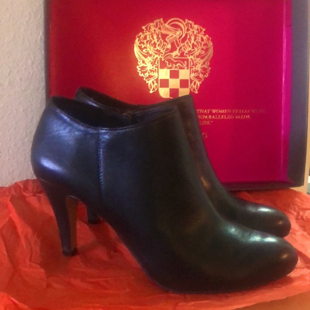 Vince Camuto black leather booties, like new